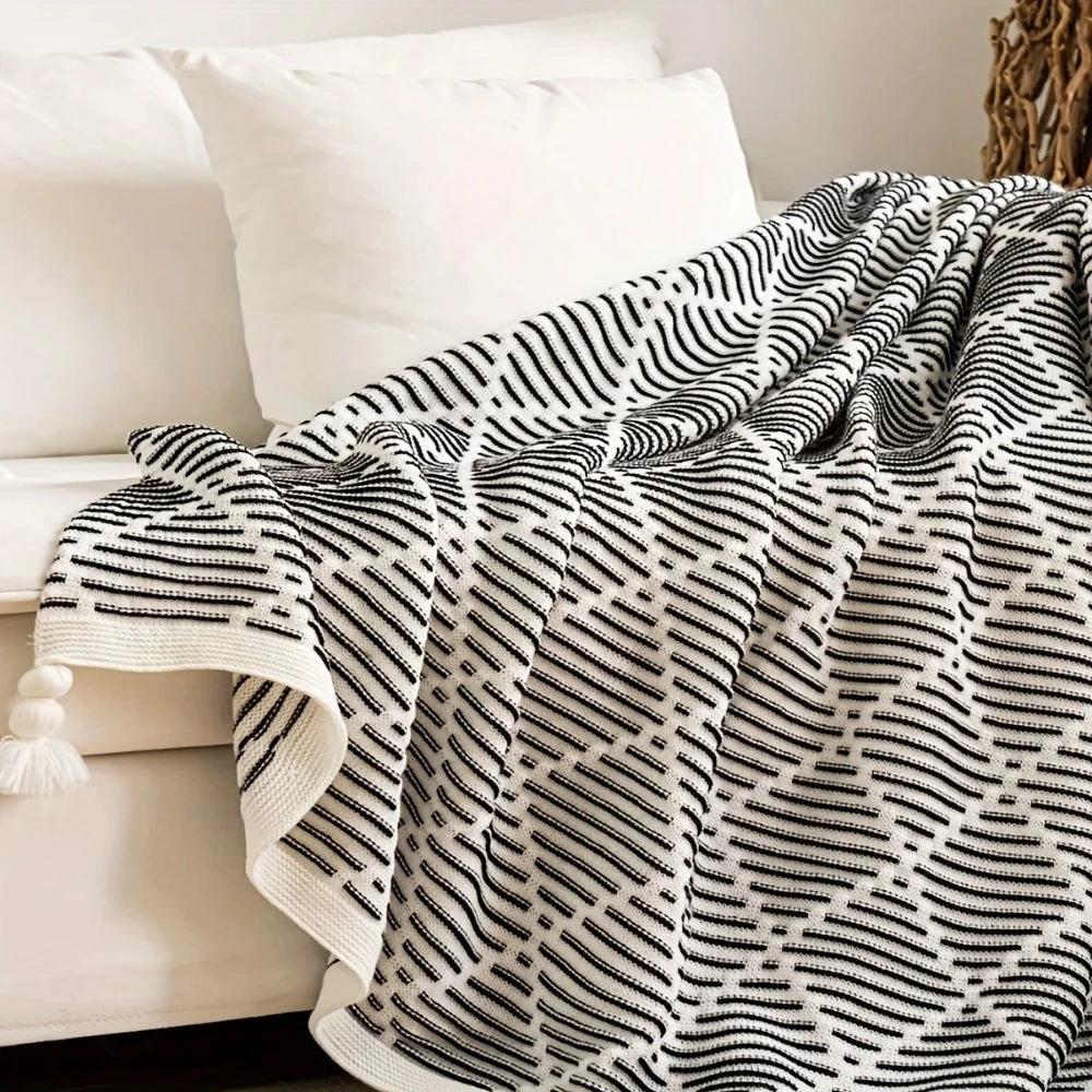 Monochrome Diamond Pattern Throw Blanket