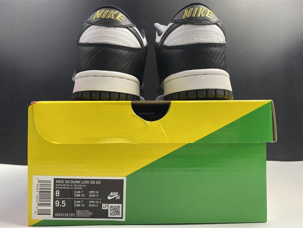 SB Dunk Low Stars Black x Supreme Shoes